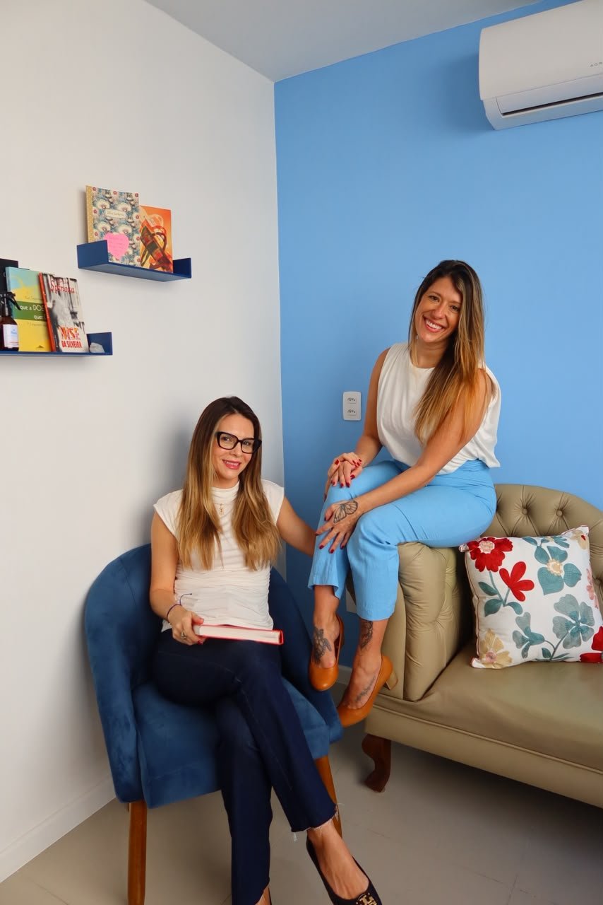 Renata e Bárbara, fundadoras da Clínica VivAzul, no espaço da clínica