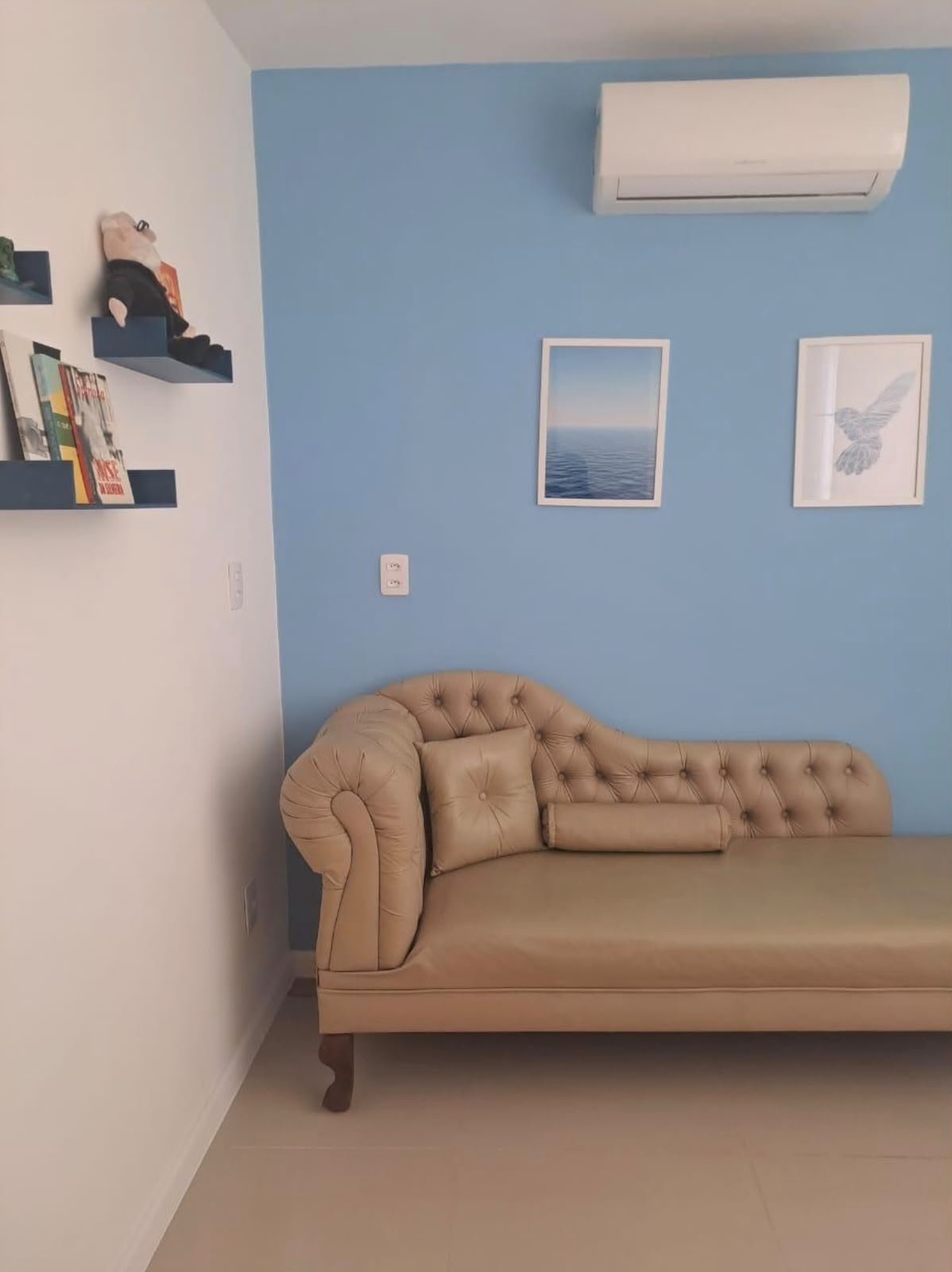 Ambiente da Clínica VivAzul, sala de atendimento com divã